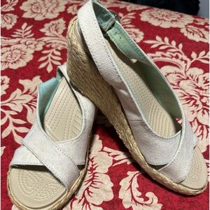 Crocs a Leigh Sz 8 canvas wedge off white in EUC
